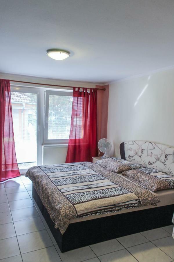 Apartman Marta Banka Eksteriør bilde