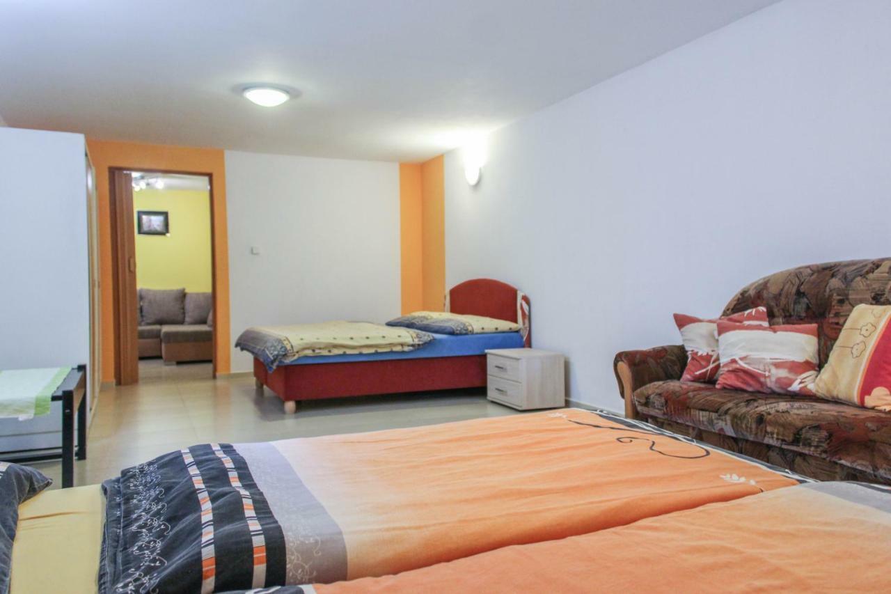 Apartman Marta Banka Eksteriør bilde